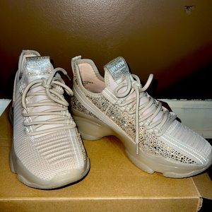 Worn Once …Runs small. Fits like a 7. Too small for me.